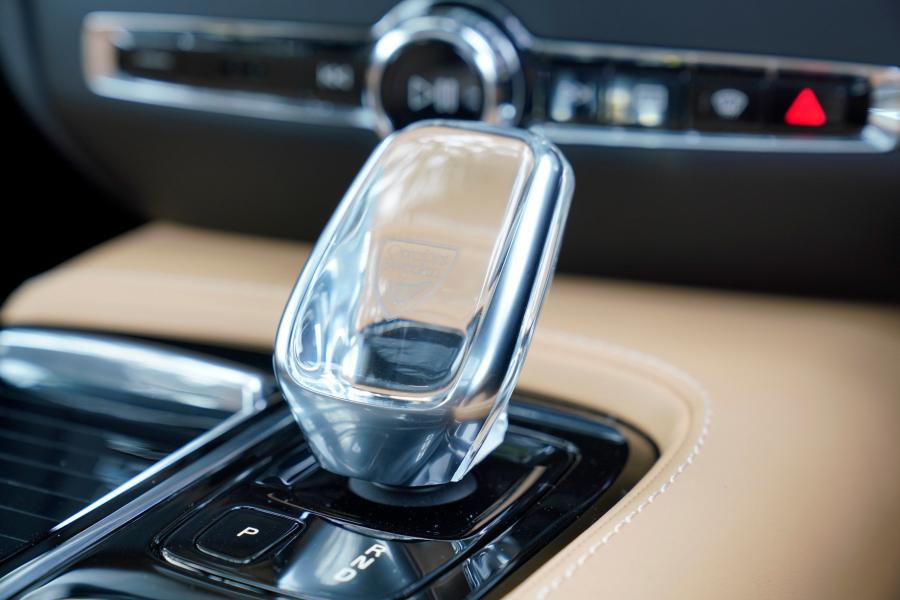 Детали интерьера Volvo S60 T6 Inscription 2016 года  (JP) (фото 26 из 35)
